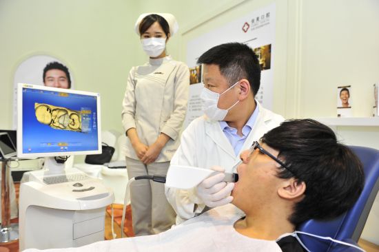 根据问可汇(WENKH)深度研究分析2026年全球数字牙科设备的市场规模达到400亿元未来预计以902%的年复合增长率增长至2033年的733亿元(图1)